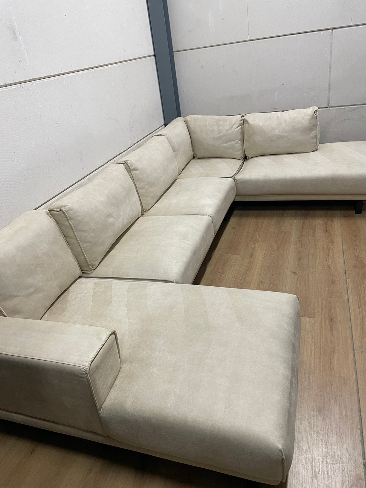 Mooie luxe beige creme suede de bommel u bank - GEREINIGD!!!, Huis en Inrichting, Banken | Bankstellen, Ophalen, Luxe, Hoekbank