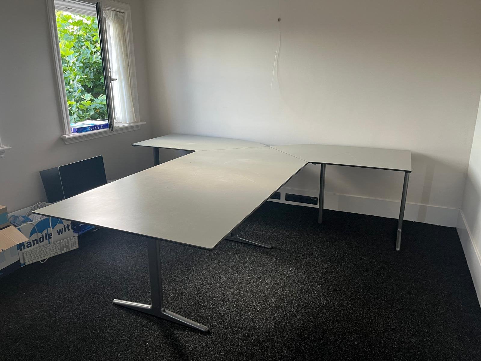 Verstelbaar  bureau opstelling van ahrend, Huis en Inrichting, Bureaus, Ophalen, Zo goed als nieuw, Grijs, Duo-bureau