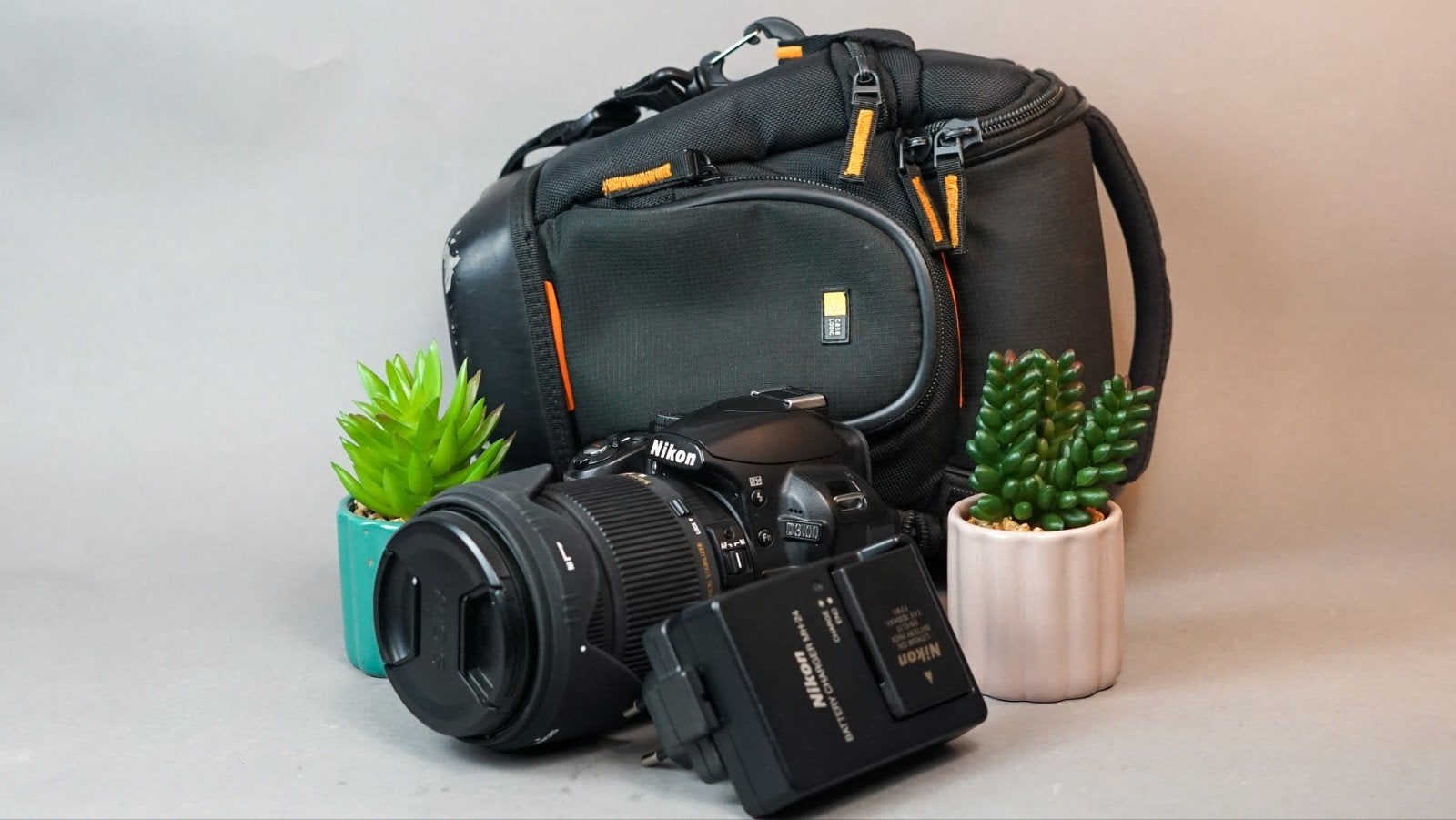 Nikon D3100 + Sigma 18-250mm + Case Logic tas, Lensdop, Gebruikt, Spiegelreflex, Ingebouwde flitser
