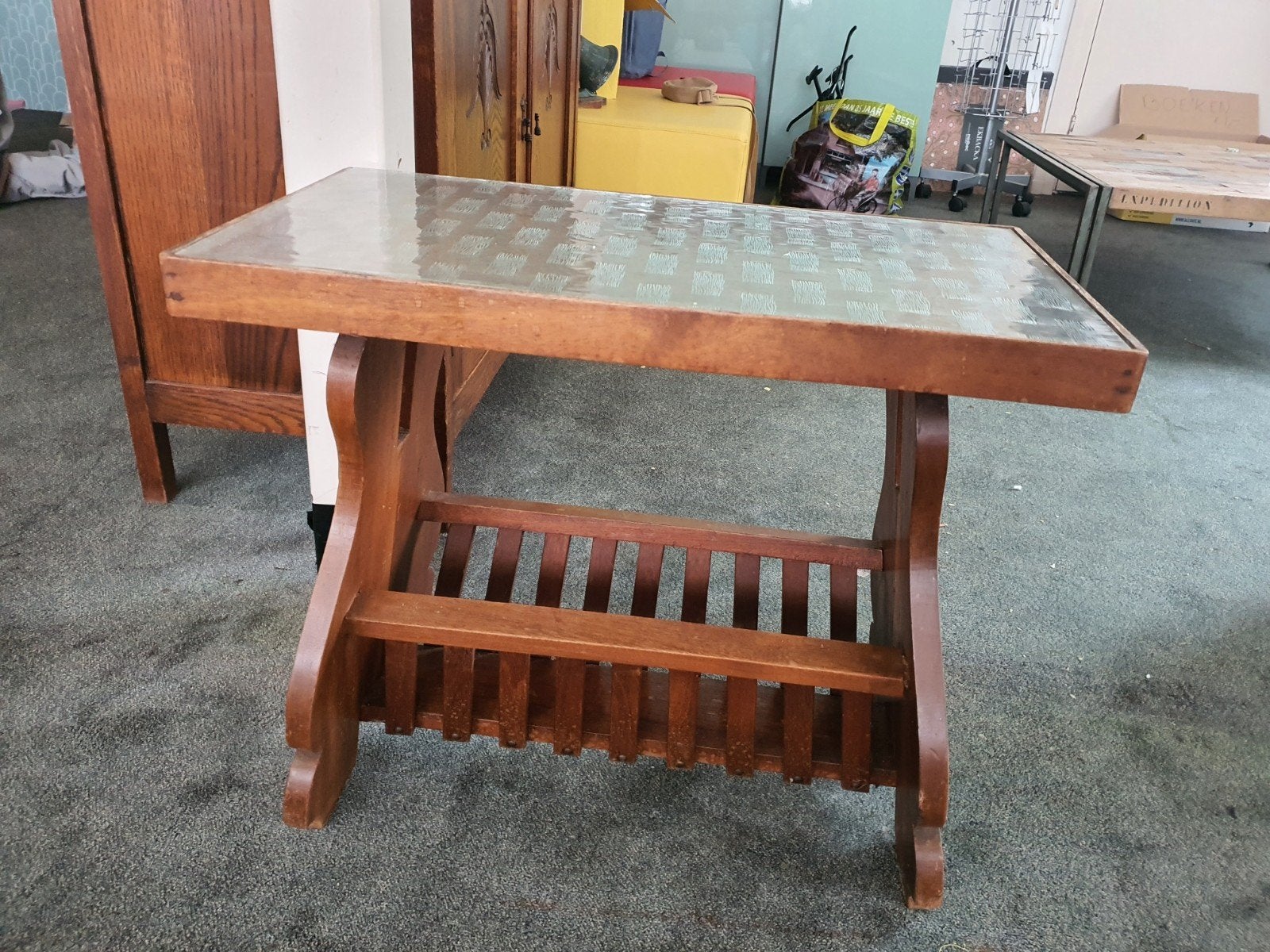 Vintage houten bijzettafel krantentafel krantenrek met glaze, Ophalen