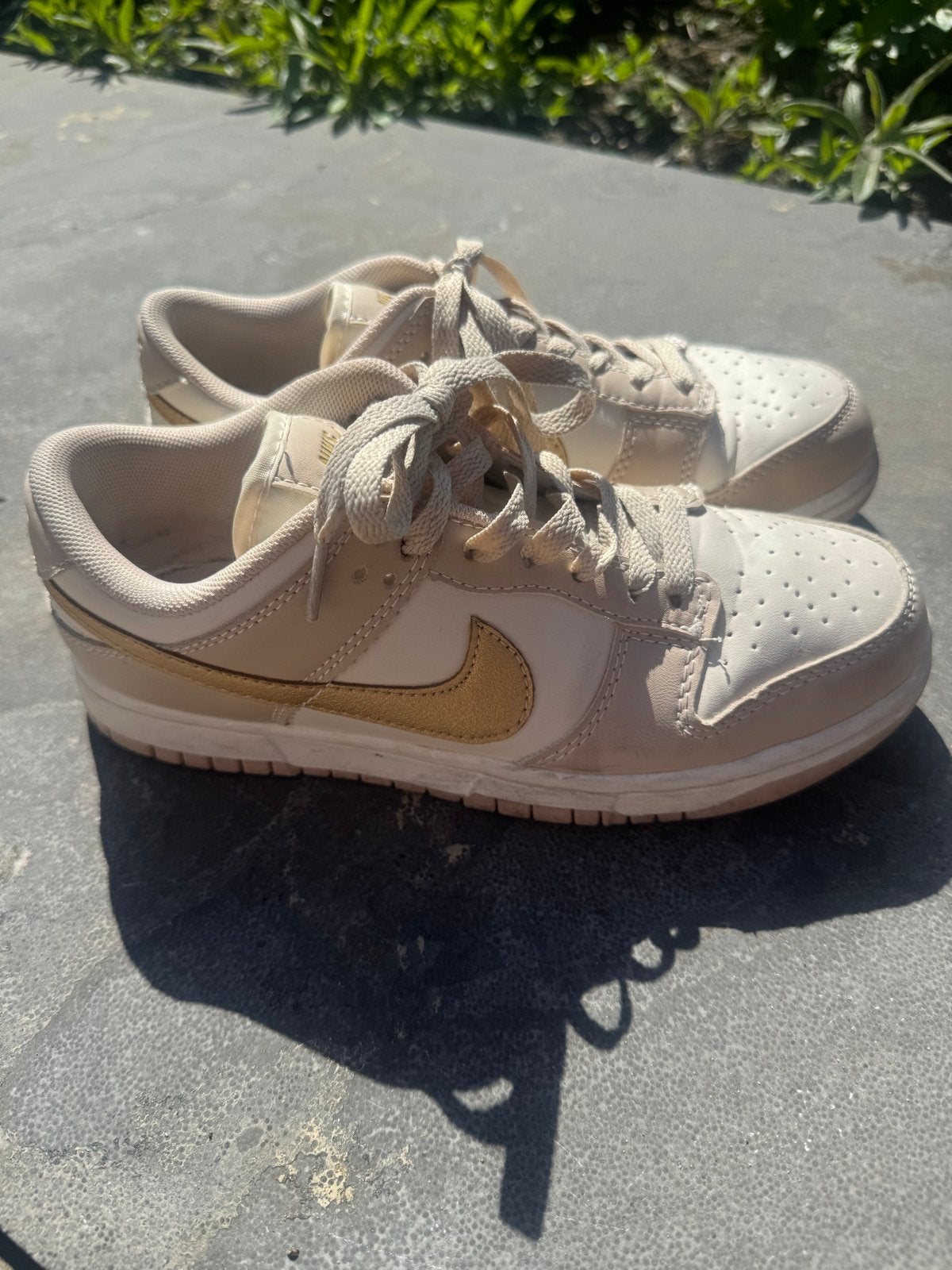 Gouden Nike schoenen - Gedragen, Kleding | Dames, Ophalen, Overige kleuren, Sneakers of Gympen, Gedragen