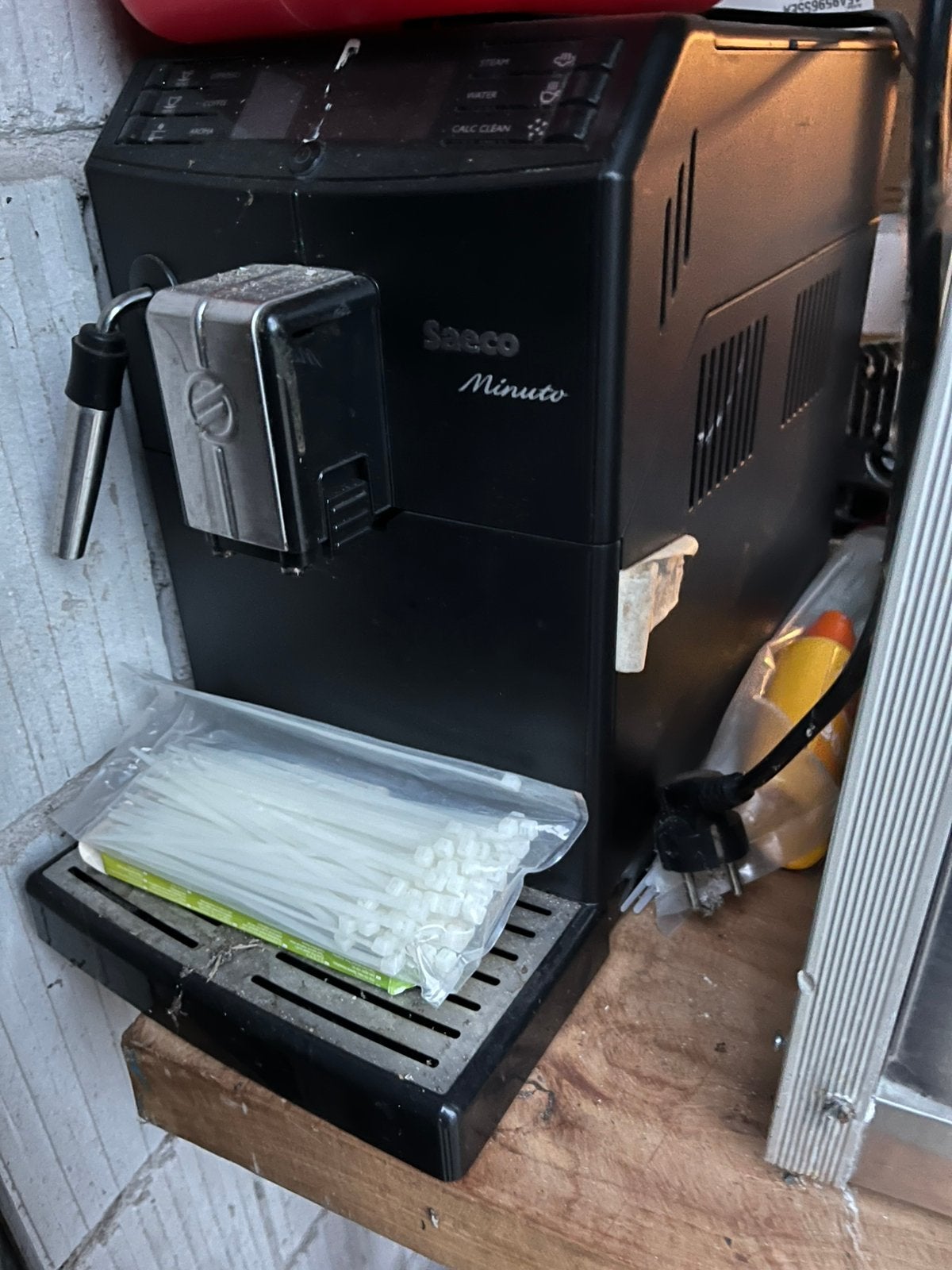 Saeco koffiemachine met doos aan extra onderdelen, Ophalen, Afneembaar waterreservoir, Koffiemachine, Koffiebonen