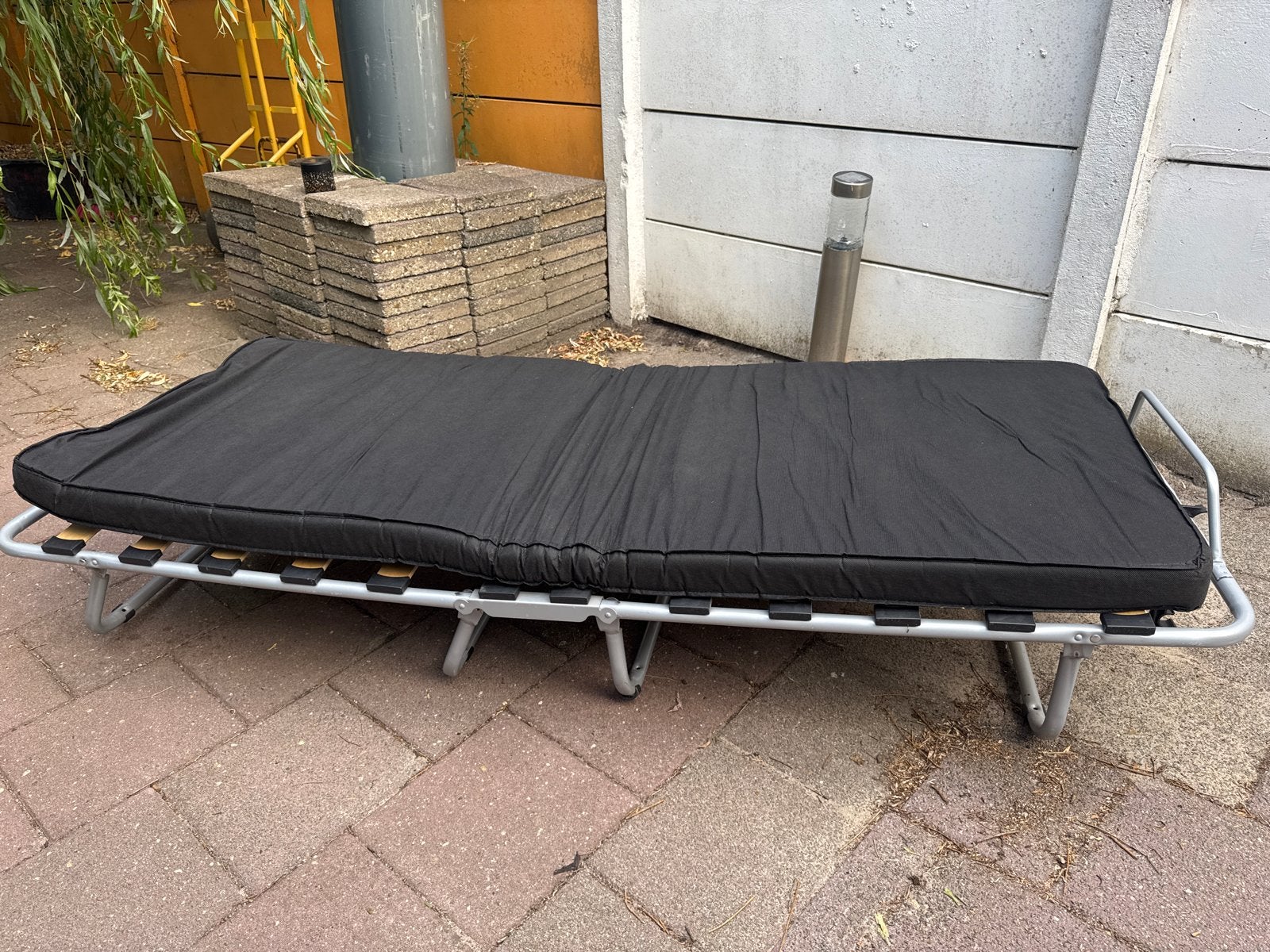 Logeerbed. Opvouwbaar met matras -, Ophalen, Eenpersoons, 190 cm of minder, Zo goed als nieuw