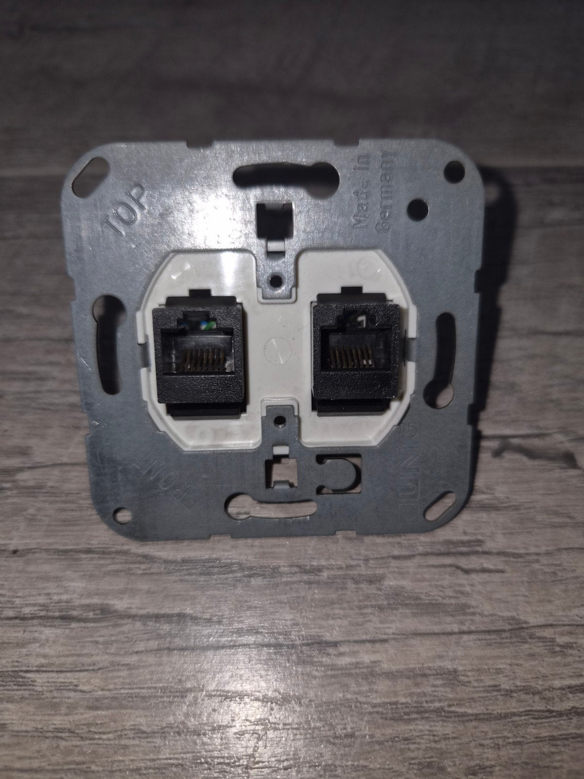 Jung inbouwdozen met raamwerk voor Netwerkaansluiting. RJ45, Ophalen of Verzenden, Gebruikt