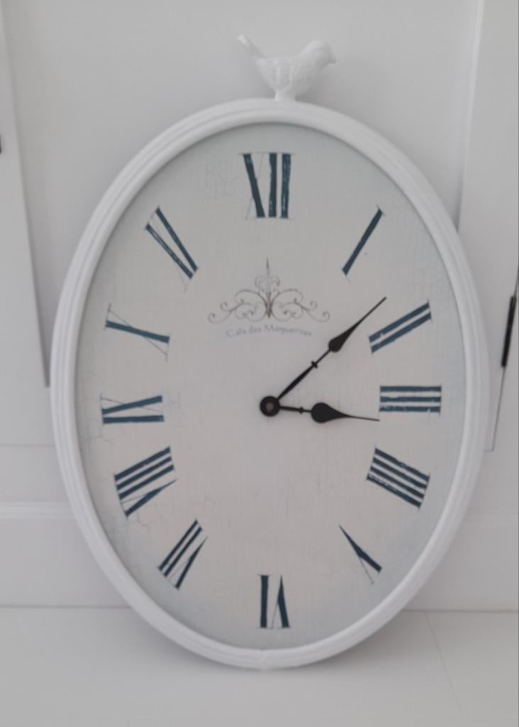 Witte ovale wandklok met vogel en Romeinse cijfers, Huis en Inrichting, Ophalen of Verzenden, Gebruikt, Analoog, Wandklok