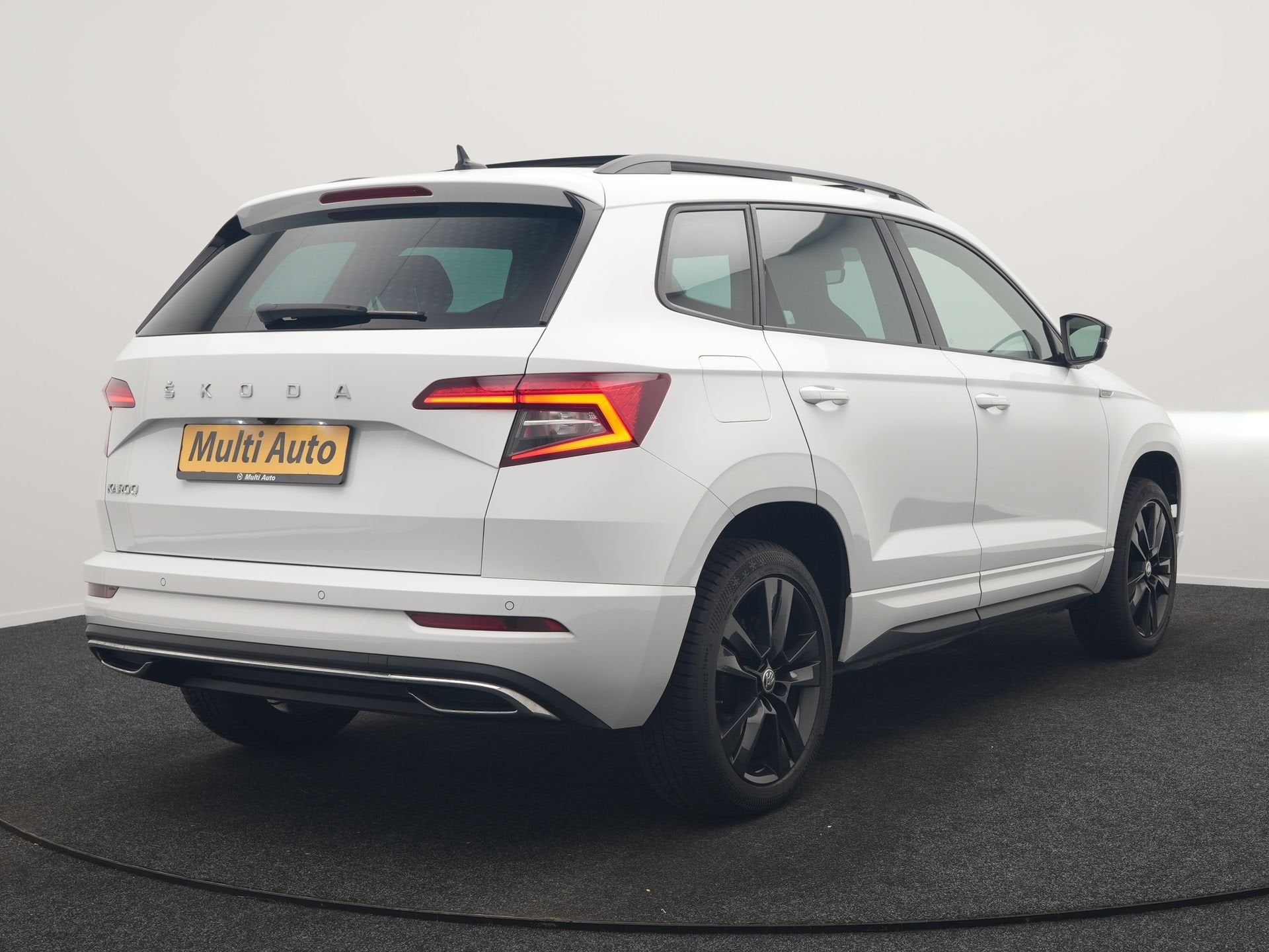 Skoda Karoq 1.5 TSI ACT Sportline DSG 150pk Dealer O.H | Pan, Auto's, Dealer onderhouden, Stof, 150 pk, Wit