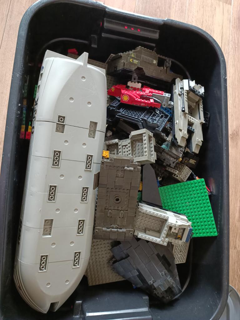Grote bak met Sluban en lego, Ophalen
