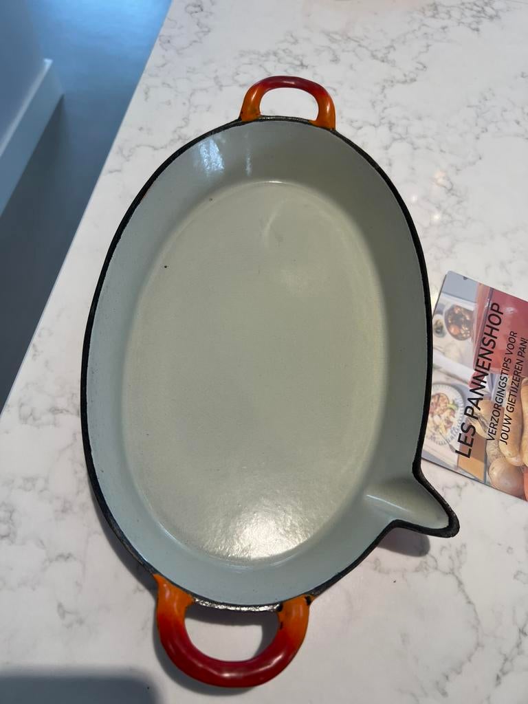Gietijzeren Ovenschaal met tuit 34 cm oranje gevlamd, Huis en Inrichting, Keuken | Potten en Pannen, Gietijzer, ., Merkloos, Ophalen of Verzenden