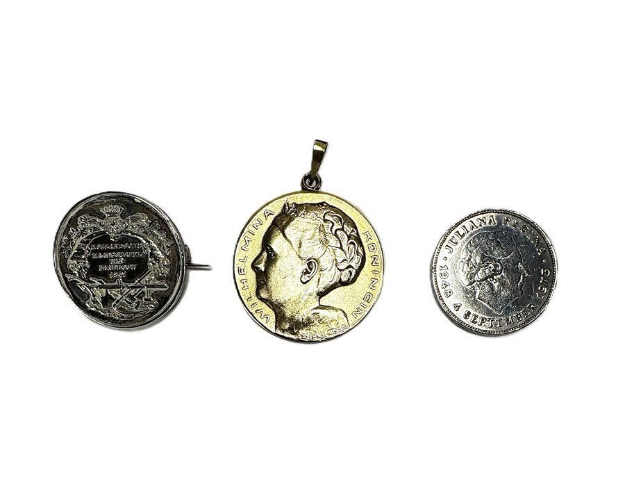 182. Penningen en zilveren 10 guldenmunt, 20e eeuw, Antiek en Kunst, Ophalen, Zilver