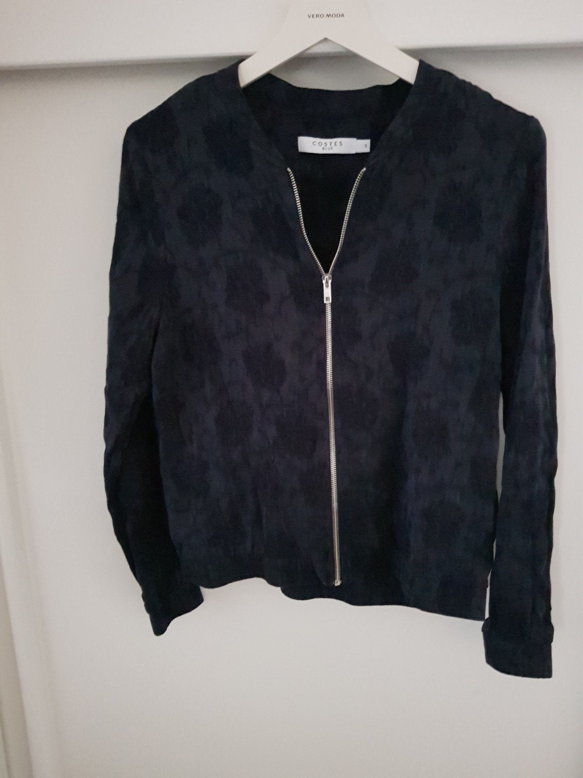 costes zwart vest met bloemen  motief  mt s, Verzenden, Nieuw, Zwart