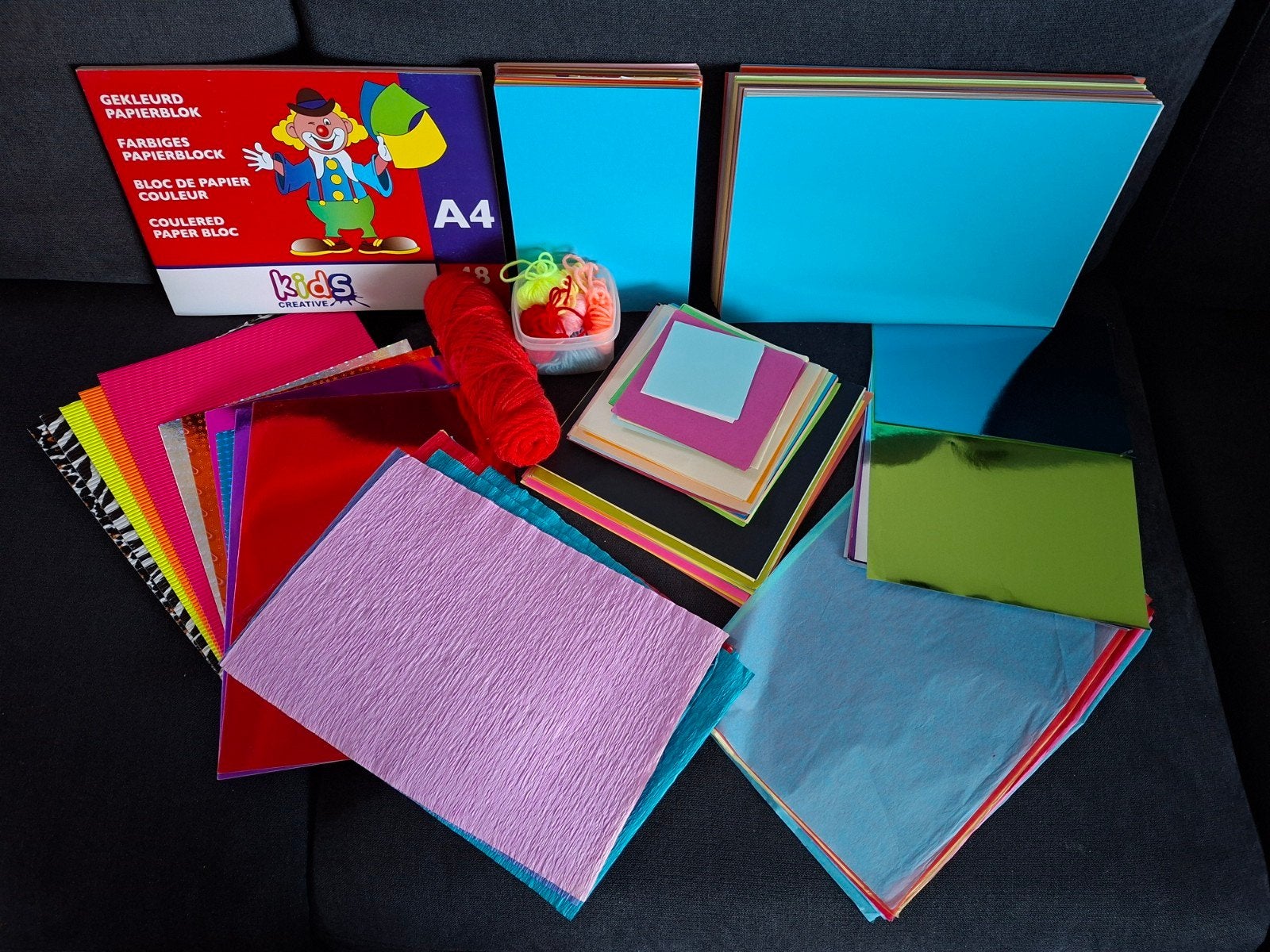 Groot knutselpakket met papier, karton en meer, Meerkleurig, Ophalen of Verzenden, Zo goed als nieuw, Papier of Karton