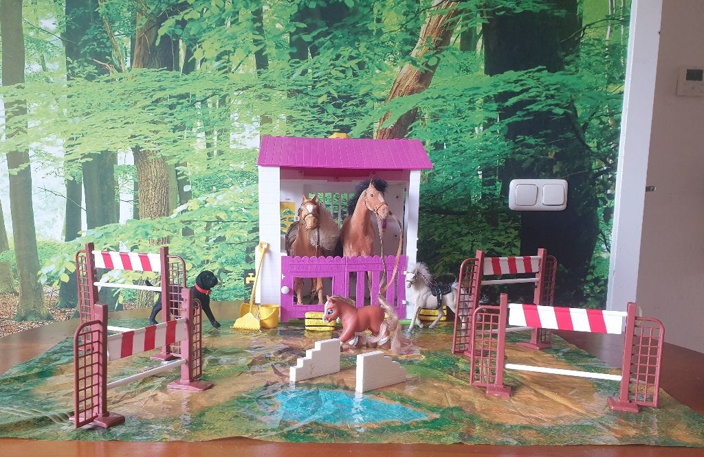 barbiepaardenstal met springparcours, Ophalen of Verzenden, Gebruikt