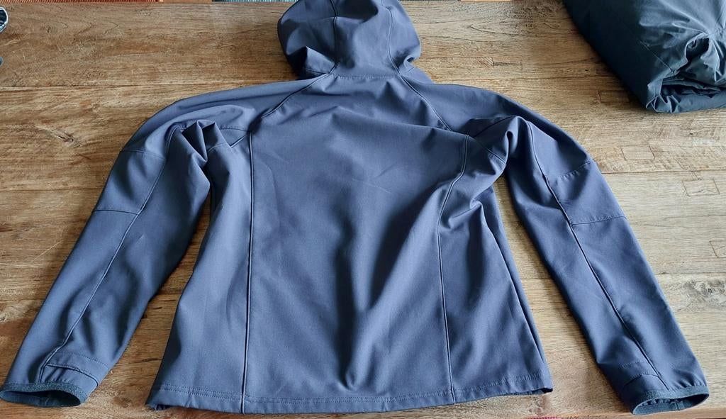 Softshell jas Decathlon 12-13 jaar (151-160 cm), Ophalen, Zo goed als nieuw