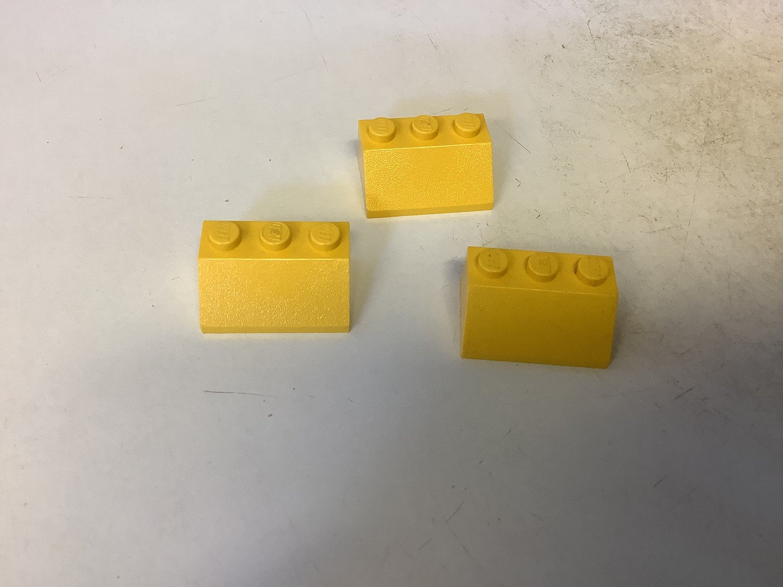 Lego dakpan 45 2x3 geel, Ophalen of Verzenden, Gebruikt, Losse stenen, Lego