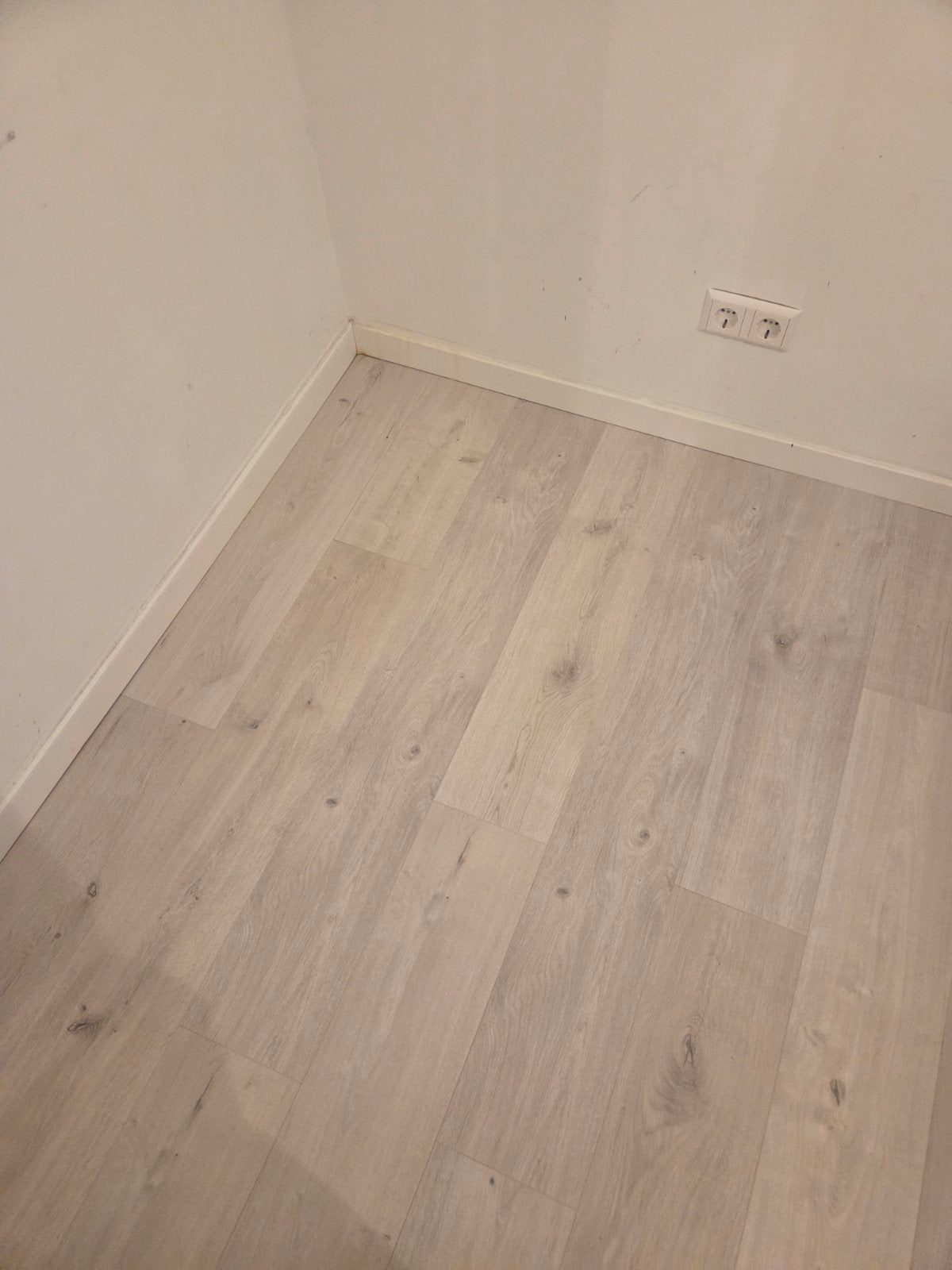 Lichtgrijze laminaatvloer zelf eruit halen, Ophalen, 50 tot 150 cm, Zo goed als nieuw, 10 m² of meer