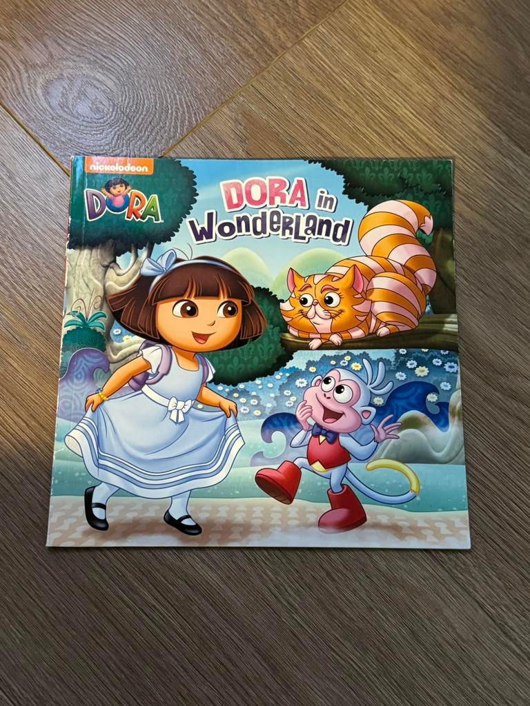 Dora in wonderland, Ophalen of Verzenden, Zo goed als nieuw, Fictie algemeen