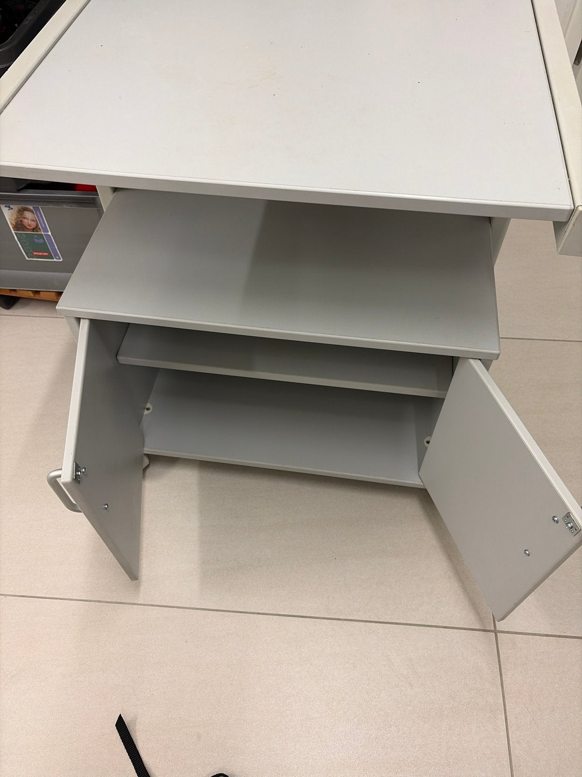 SIS Computerbureau met opbergruimte en wielen, Huis en Inrichting, Bureaus, Ophalen, Gebruikt, Metaal, Overige merken