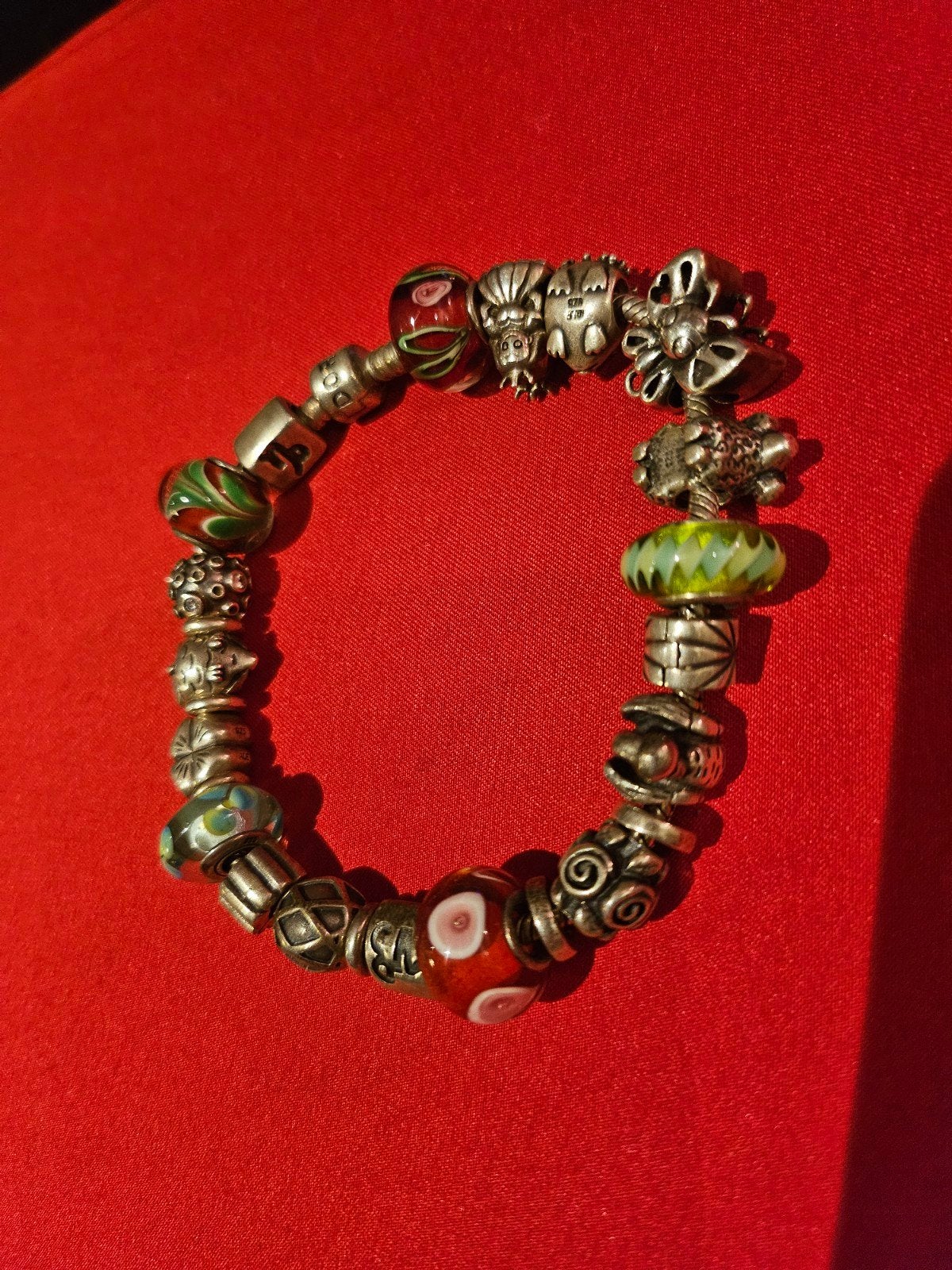 Goedgevulde Pandora bedelarmband met diverse bedels, Sieraden, Tassen en Uiterlijk, Gebruikt, Pandora, Ophalen of Verzenden, 4 bedels of meer
