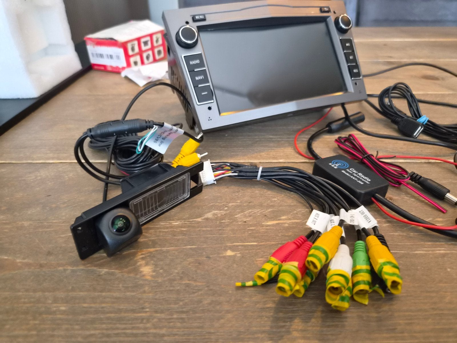 Autoradio navigatie met achteruitrijcamera en accessoires, Ophalen, Zo goed als nieuw