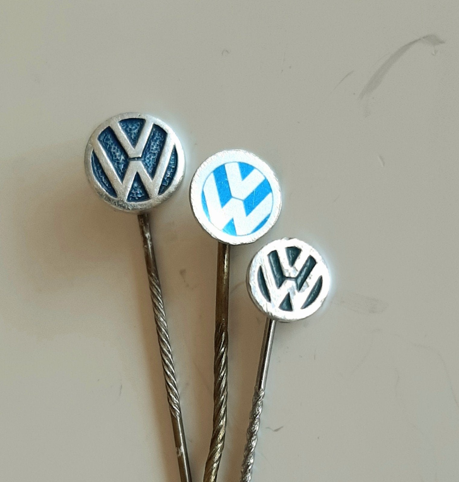DRIE KLEINE OUDE VW VOLKSWAGEN SPELDJES, Verzamelen, Verzenden, Gebruikt, Transport