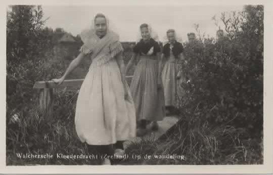 Zeeland Walcheren op de wandeling klederdracht, Verzenden, 1940 tot 1960, Gelopen, Zeeland