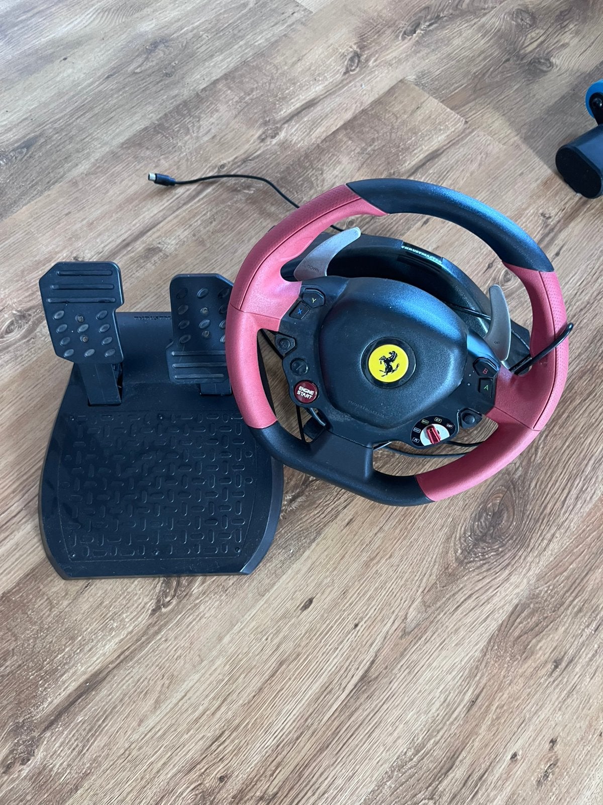 Thrustmaster Ferrari 458 stuur en pedalen, Ophalen, Zo goed als nieuw, Stuurtje of Sportattribuut, Xbox Original