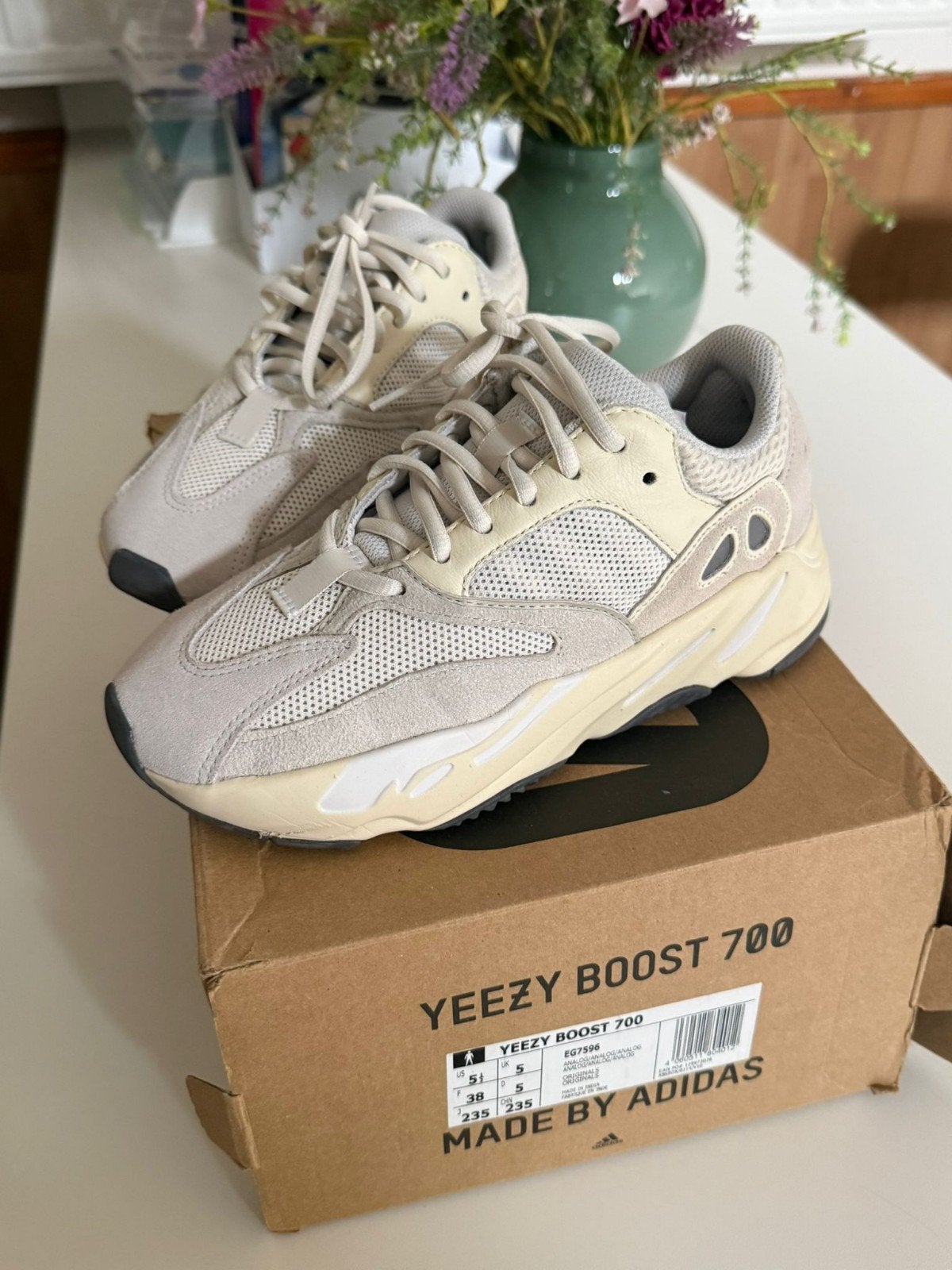 Yeezy Boost 700 maat 37 1/3, Kleding | Heren, Schoenen, Ophalen of Verzenden, Nieuw, Overige kleuren