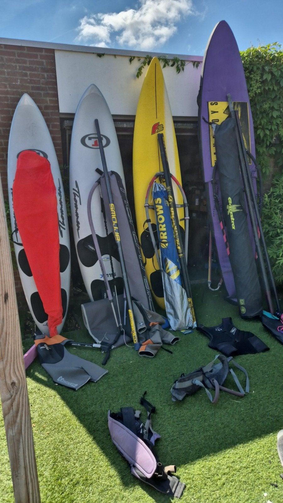 Zeer complete surfuitrusting: 4 boards, 8 zeilen, 6 masten, Ophalen, 250 tot 300 cm, Gebruikt, 6.5 m² tot 8 m²