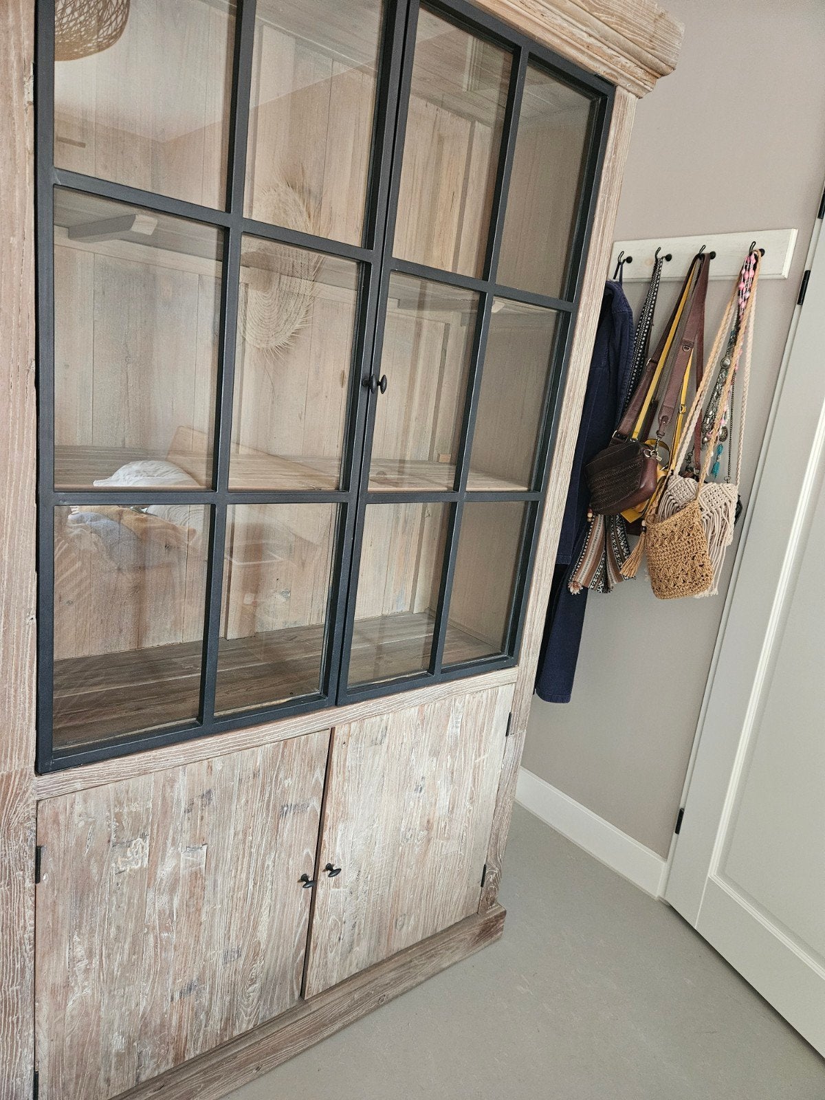 Robuuste vitrinekast met glazen deuren en houten onderkast, Huis en Inrichting, Kasten | Boekenkasten, Ophalen, Glas, Met deur(en)