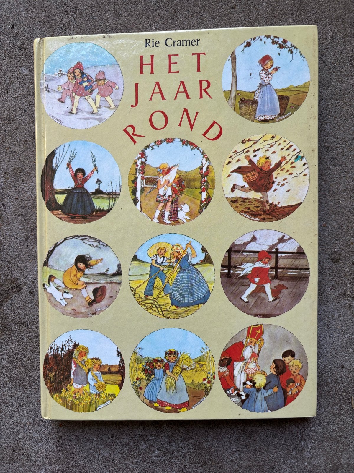 Rie Cramer - Het Jaar Rond (Vintage Kinderboek), Boeken, Ophalen of Verzenden, Gelezen, 3 tot 4 jaar