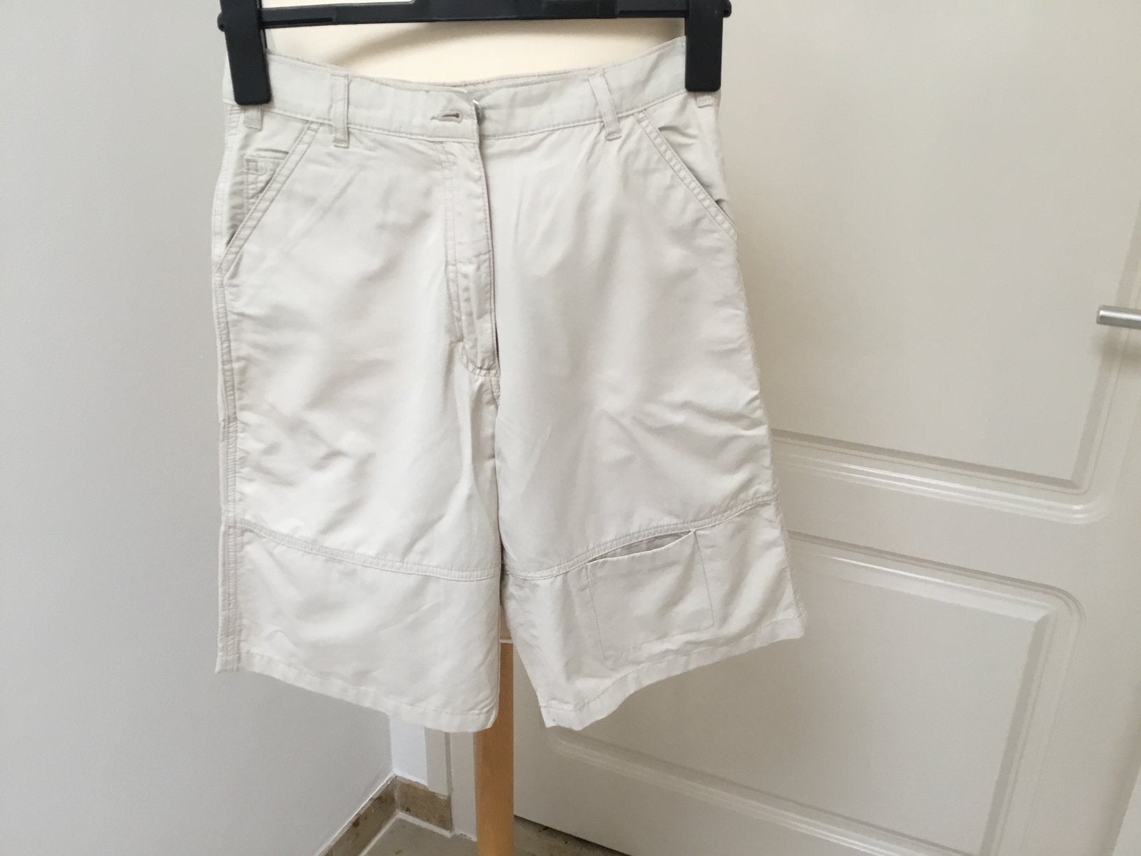 Te koop korte damesbroek van TENDER, maat 38, Kleding | Dames, Maat 38/40 (M), Kort, Beige, Ophalen of Verzenden