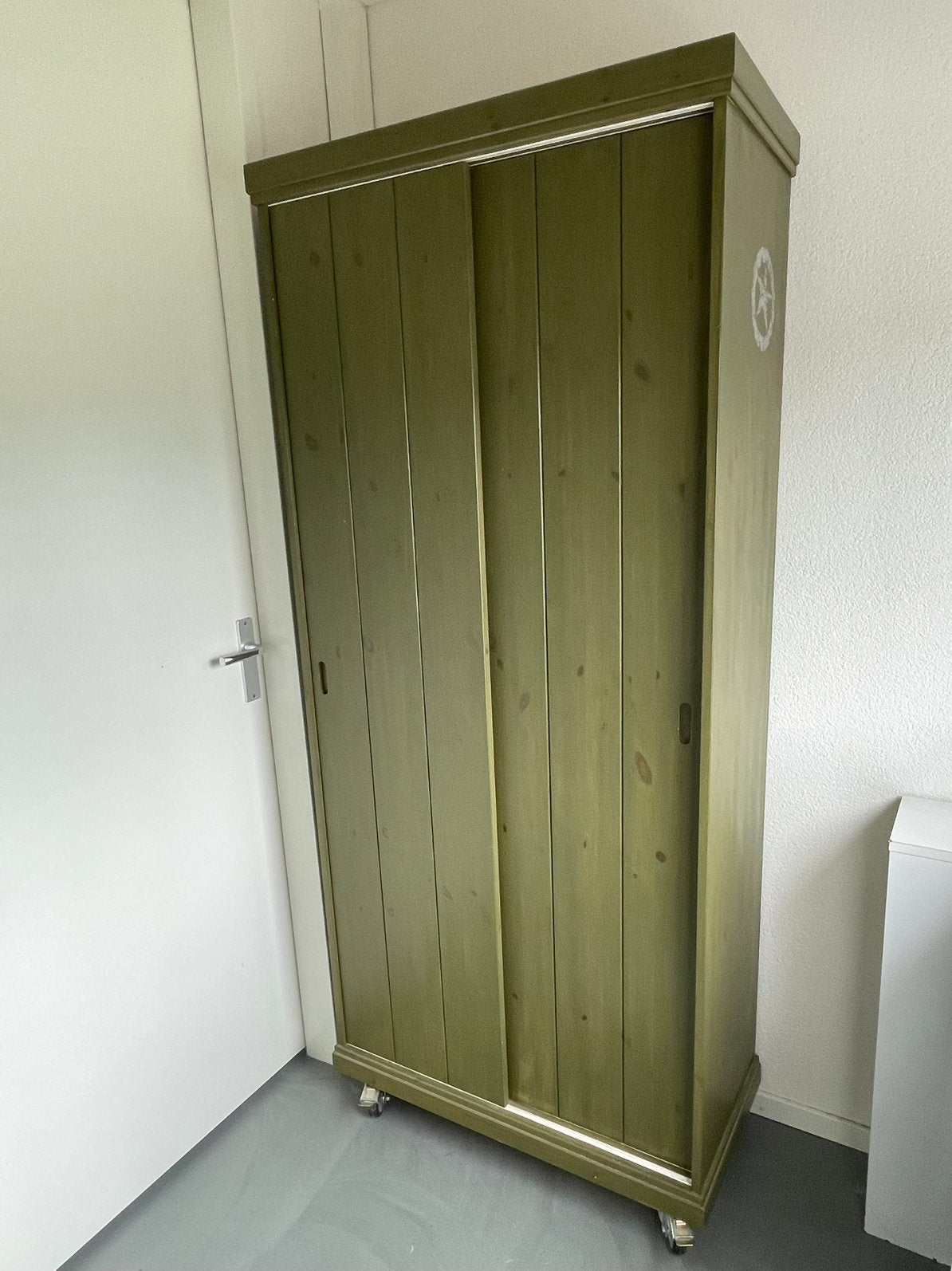 Groene kleding/boekenkast op wielen schuifdeuren, Ophalen, Met plank(en), 50 tot 100 cm, Zo goed als nieuw