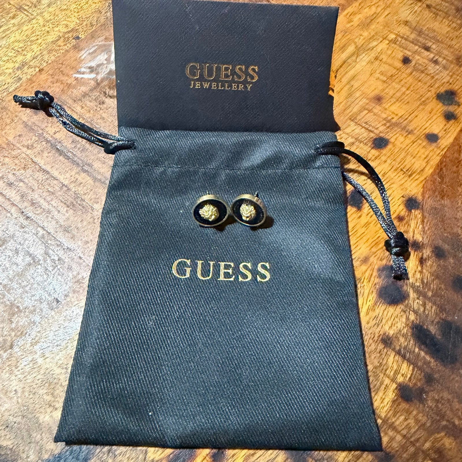 Guess Mannen Oorbellen - Zwart met Gouden Leeuwenkop, Overige materialen, Nieuw, Ophalen of Verzenden, Knopjes of Stekers