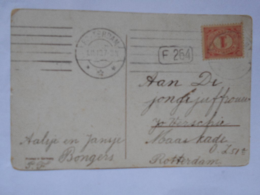 Antieke Ansichtkaart Groeten uit Dame aan Bureau met gedicht, Ophalen of Verzenden, Voor 1920, Gelopen, Overige thema's