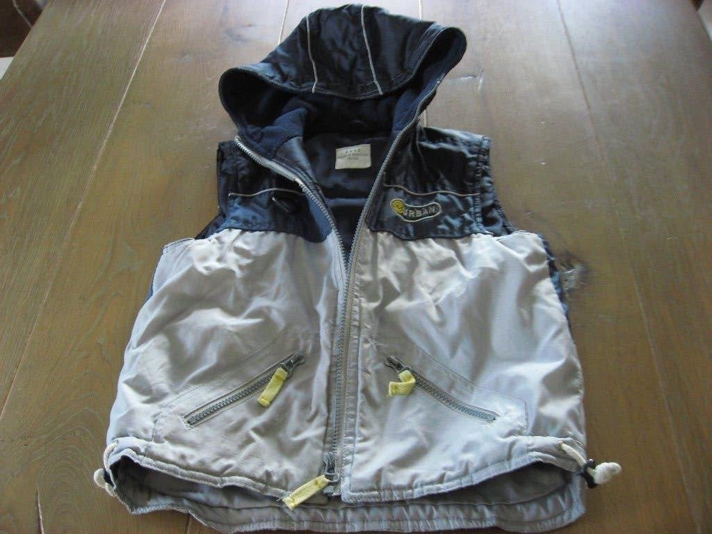 blauwe bodywarmer met capuchon, mt 116/122, Verzenden, Gebruikt, Jongen, Jas