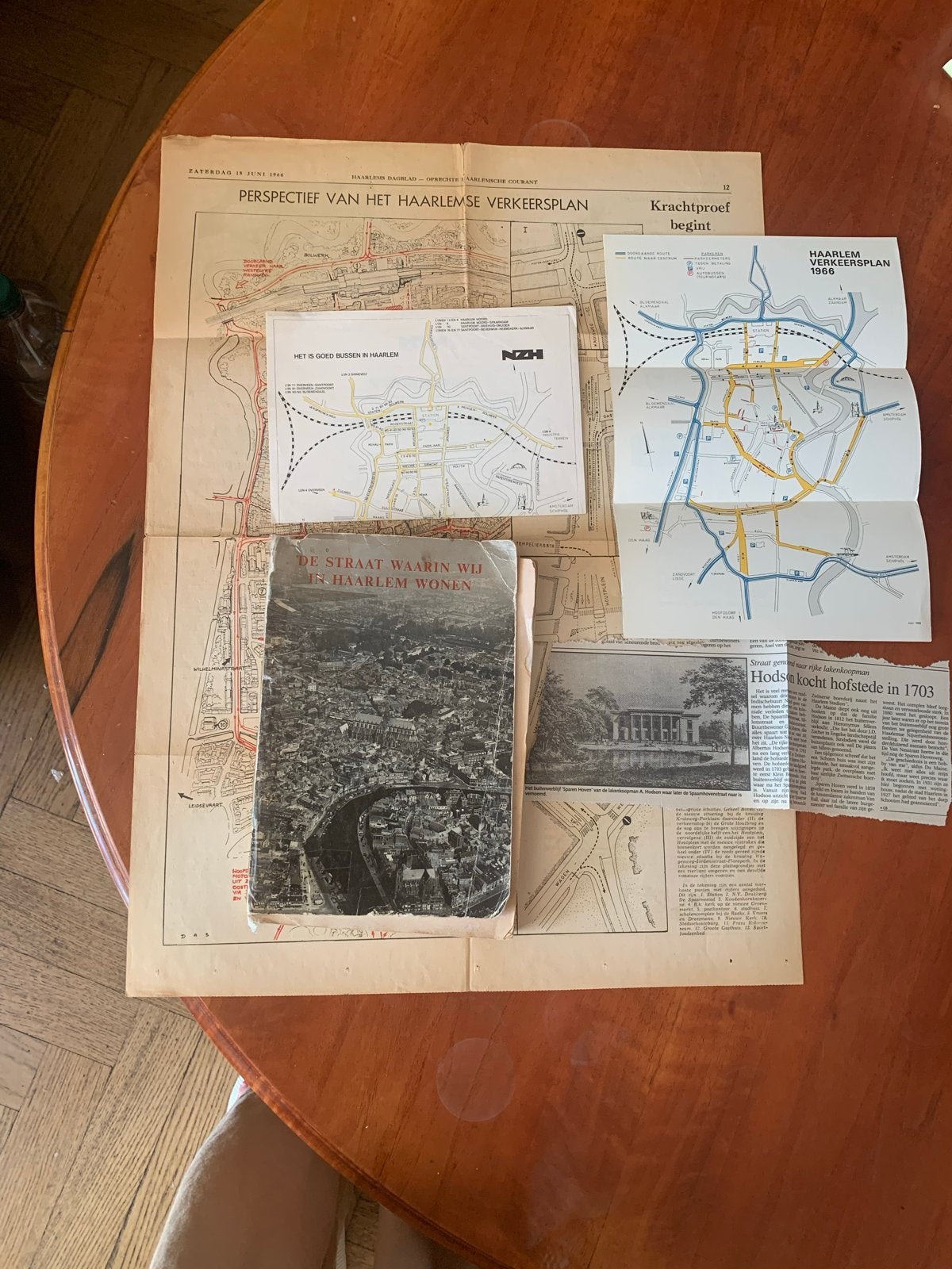 De straat waar wij in Haarlem wonen + krantenknipsels 1966, Boeken, Ophalen of Verzenden, Gelezen, Folder