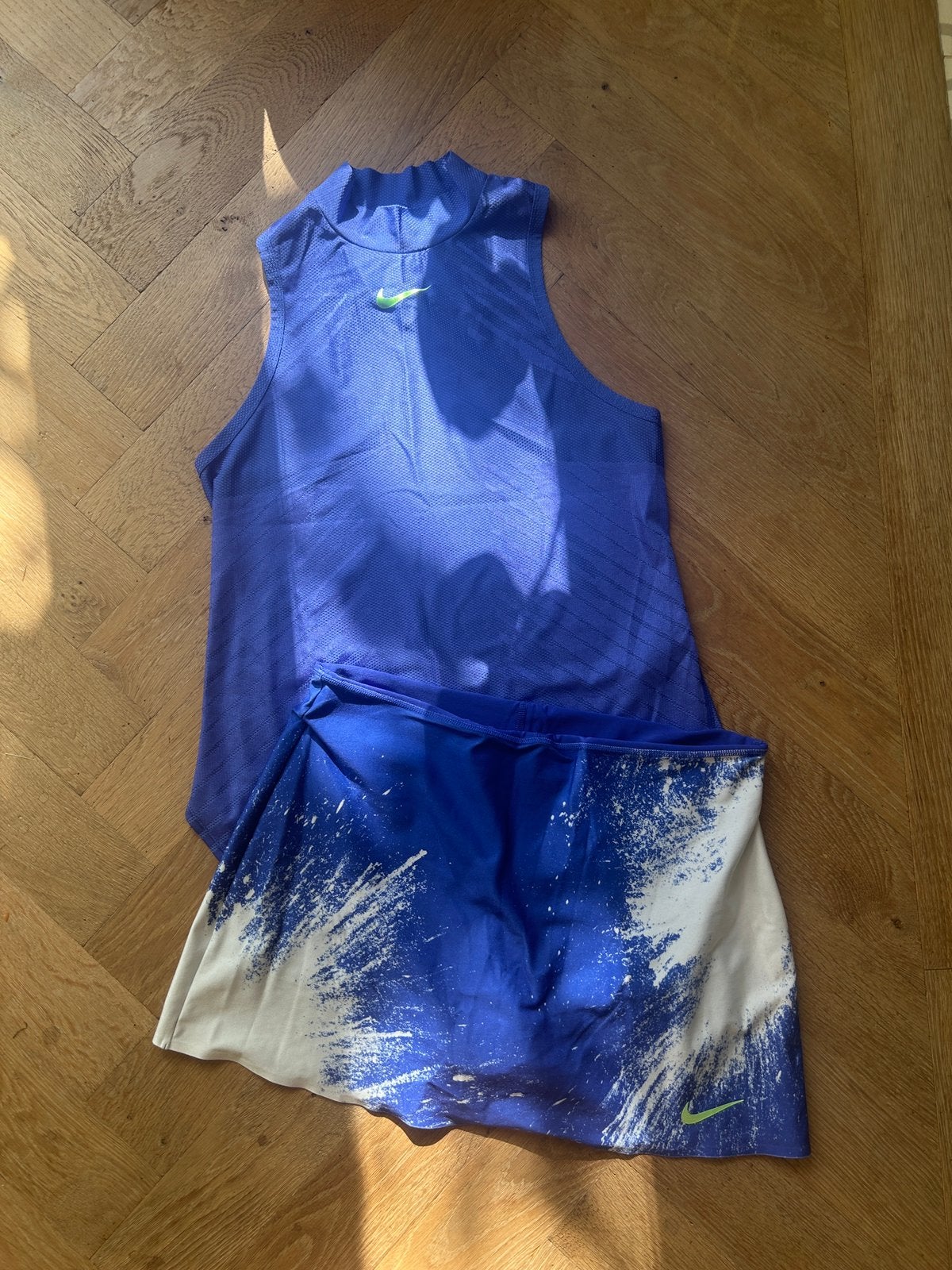Nike dames tennis top+skirt+longsleeve set blauw maat M, Sport en Fitness, Tennis, Nike, L00, Ophalen of Verzenden, Zo goed als nieuw