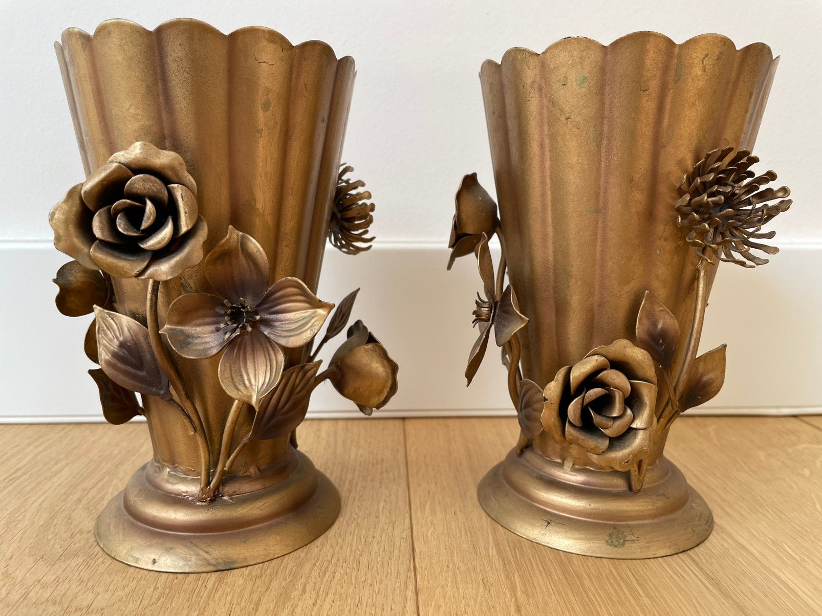 Twee vaasjes, metaal met bloemen in reliëf, Gebruikt, 16 cm, Ophalen of Verzenden, Metaal