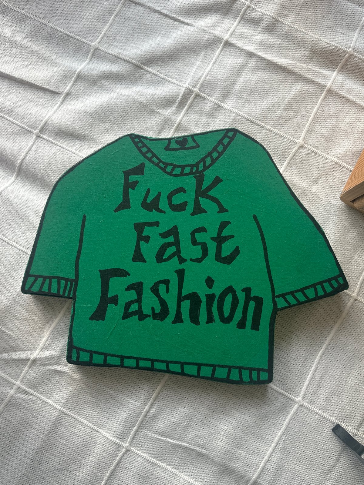 Houten 'Fuck Fast Fashion' Wanddecoratie, Antiek en Kunst, Overige onderwerpen, Minder dan 20 cm, Ophalen of Verzenden, Handgemaakt