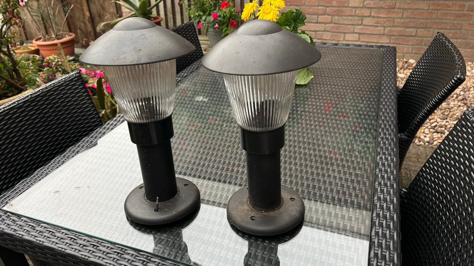 Twee zwarte Massive buitenlampen voor tuin of terras, Kunststof, Gebruikt, Minder dan 50 watt, Staande lamp