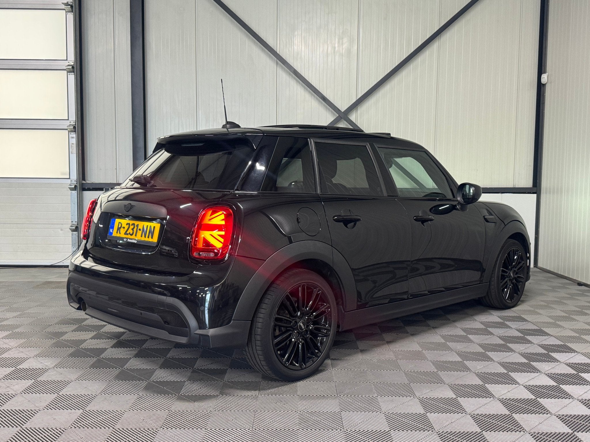 MINI Cooper One 1.5 Aut | Business 5-Drs | Pano | Leer | Nav, Auto's, Gebruikt, Euro 6, 1210 kg, Zwart