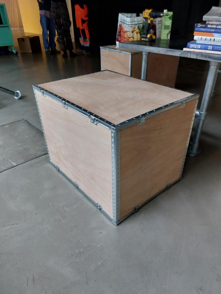 Stevige houten kist met metalen randen, Ophalen, 50 tot 100 cm, Minder dan 50 cm, Minder dan 50 cm