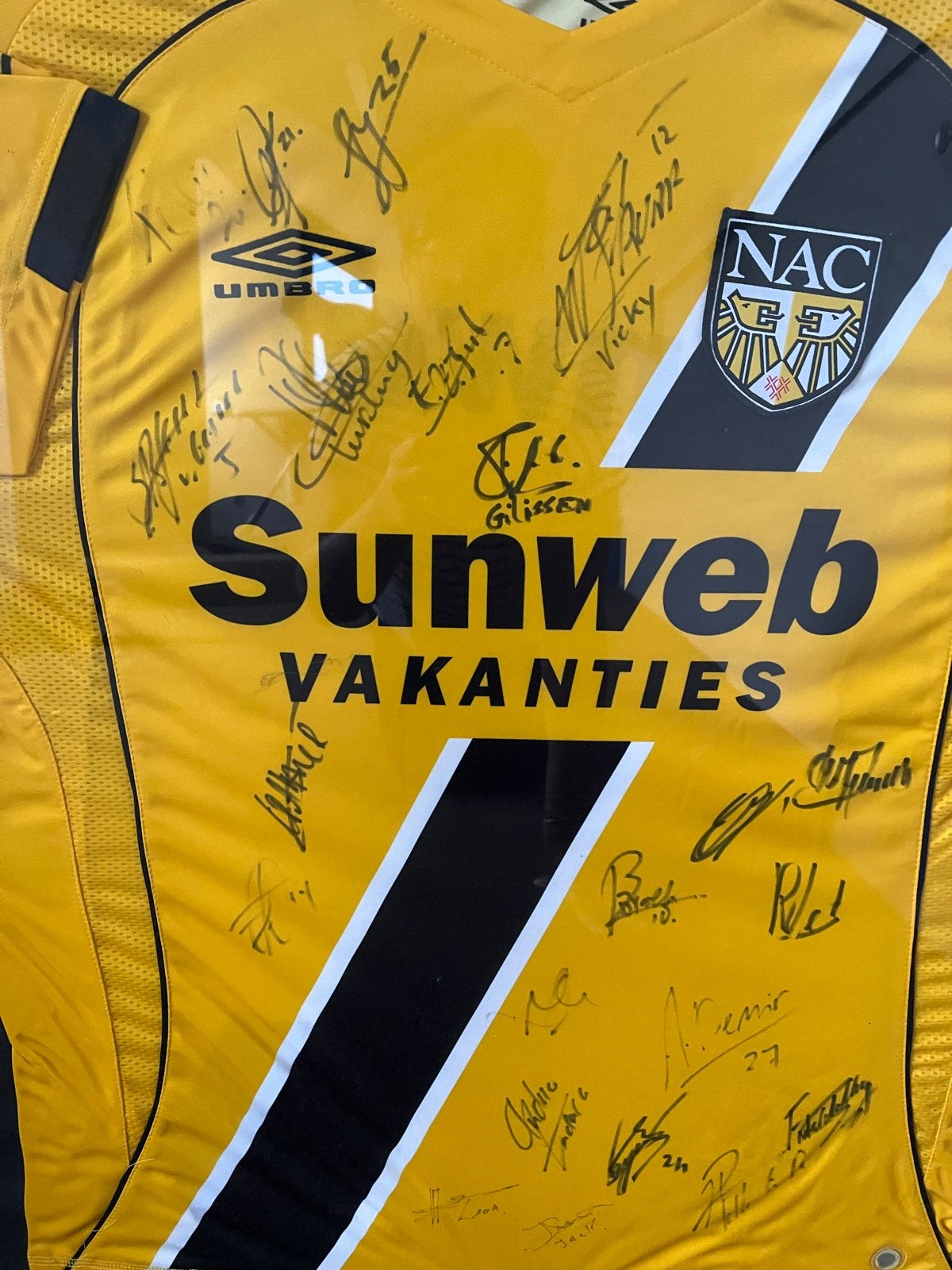 NAC Breda gesigneerd shirt ingelijst - Uniek collectors item, Maat L, Ophalen, Zo goed als nieuw, Shirt