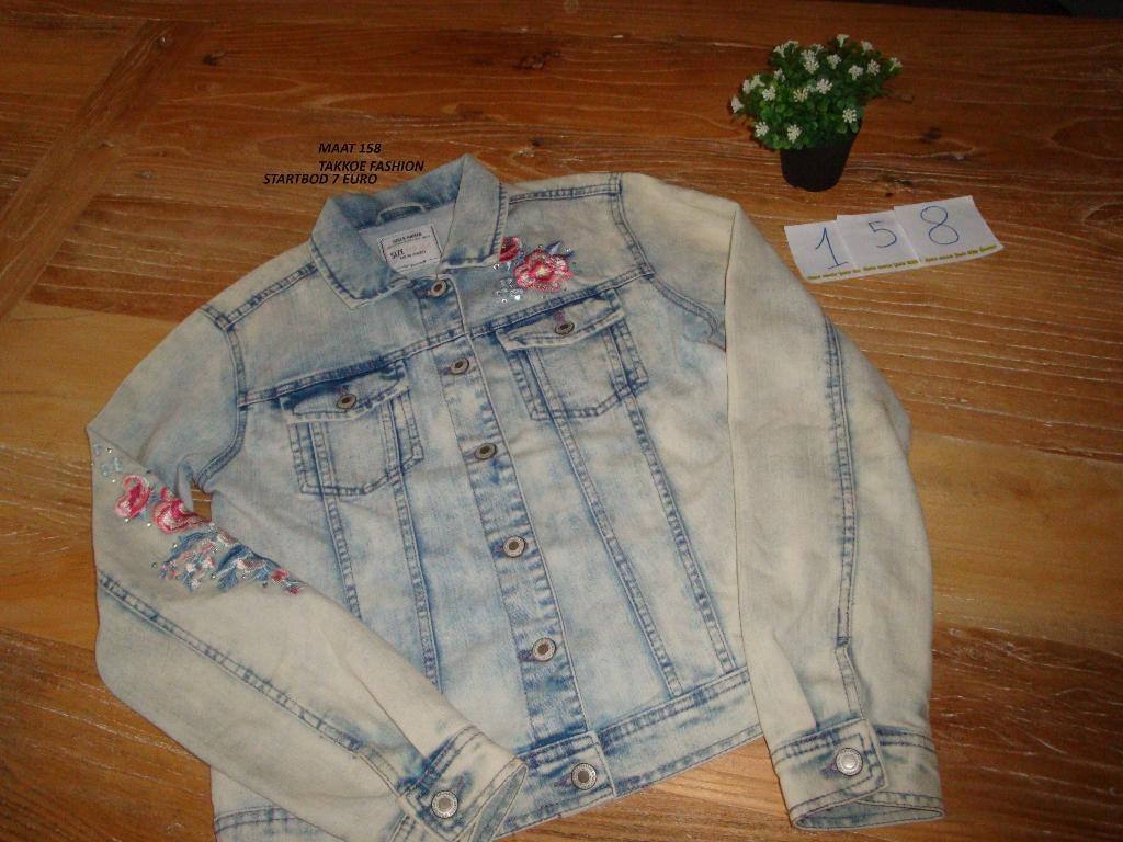 jeansjas met bloemen takko fashiion, Kinderen en Baby's, Meisje, Ophalen of Verzenden, Zo goed als nieuw, Takko fashion