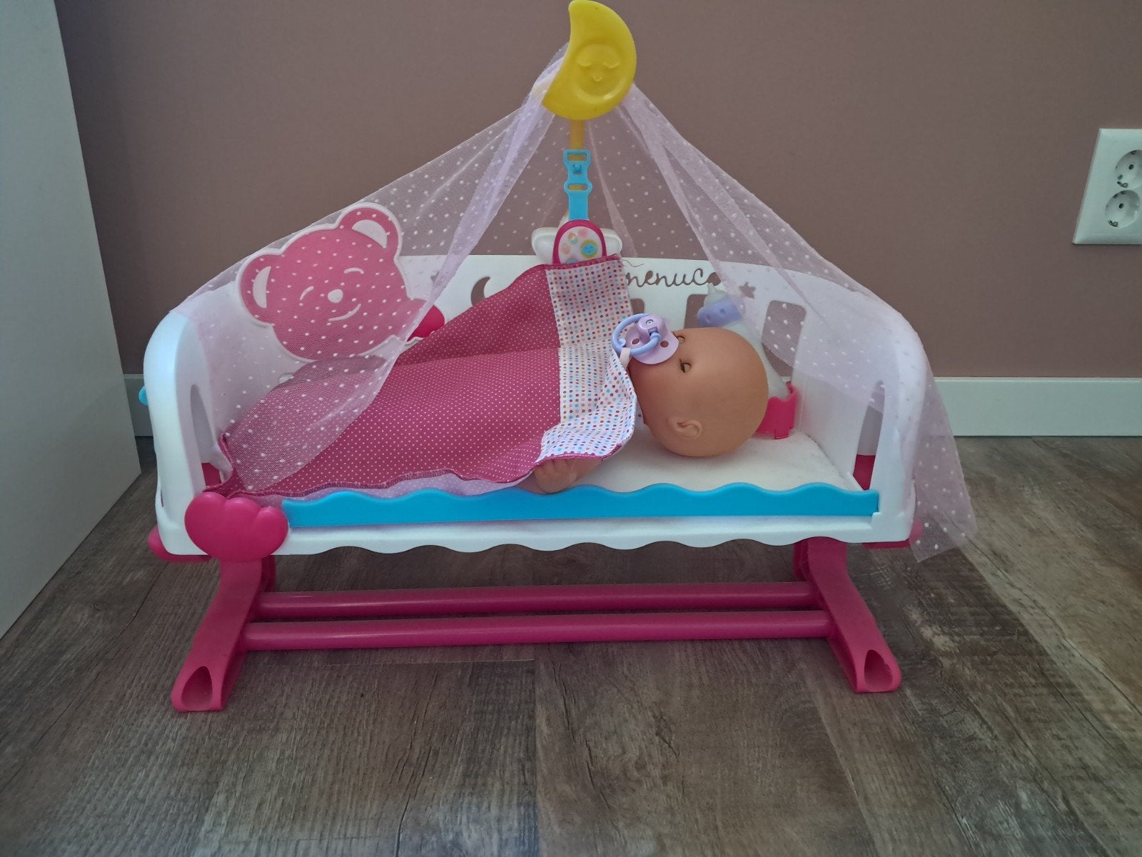 Nenuco babypop met wiegje en accessoires, Ophalen of Verzenden, Gebruikt, Babypop