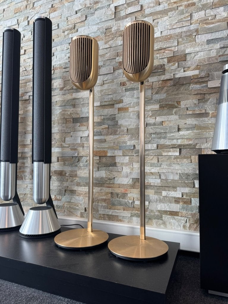 Beolab 8 Gold Tone draadloze speakers B&O Bang en Olufsen, Vloerstaande luidspreker, Inclusief kabels, Info@bang-olufsen.dk, Zo goed als nieuw