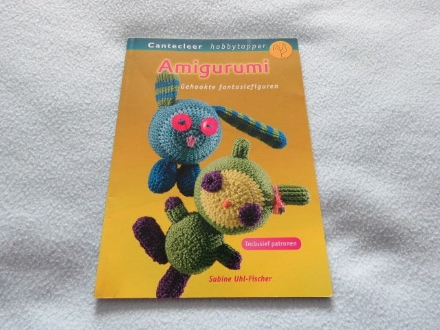 Boek: Amigurumi, gehaakte fantasiefiguren Sabine Uhl-Fischer, Ophalen of Verzenden, Zo goed als nieuw, Haken, Patroon of Boek