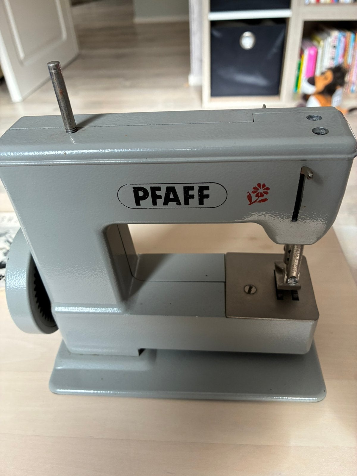 Pfaff kindernaaimachine, Ophalen