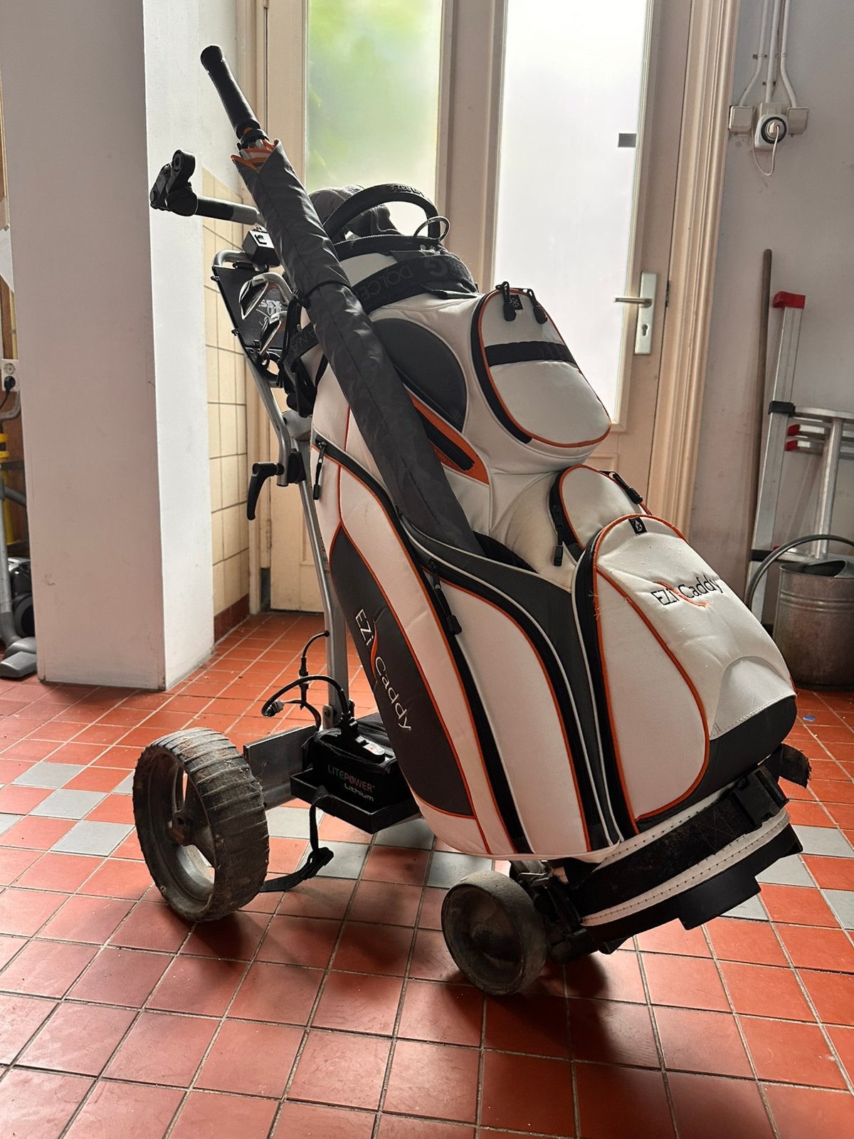 Elektrische golftrolley met tas en clubs, Sport en Fitness, Golf, Ophalen, Gebruikt, Golfkar, Overige merken