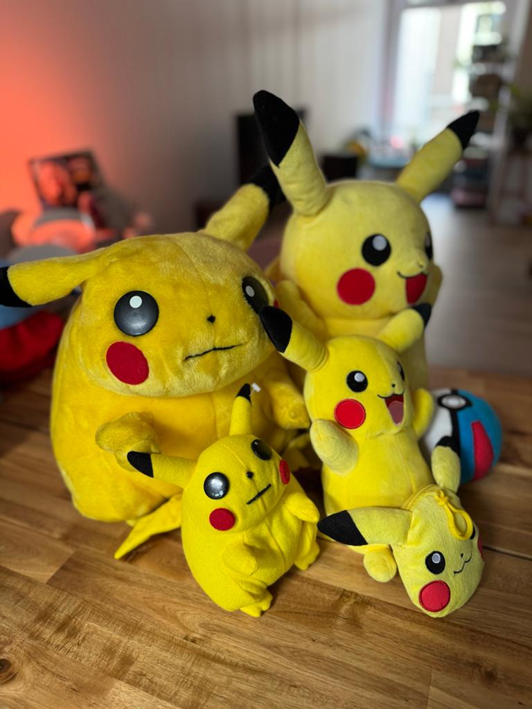 Vintage Pokémon knuffels: Pikachu en Pokéball (5 stuks), Gebruikt, Overige typen, Ophalen of Verzenden, Middelgroot (20 tot 80 cm)